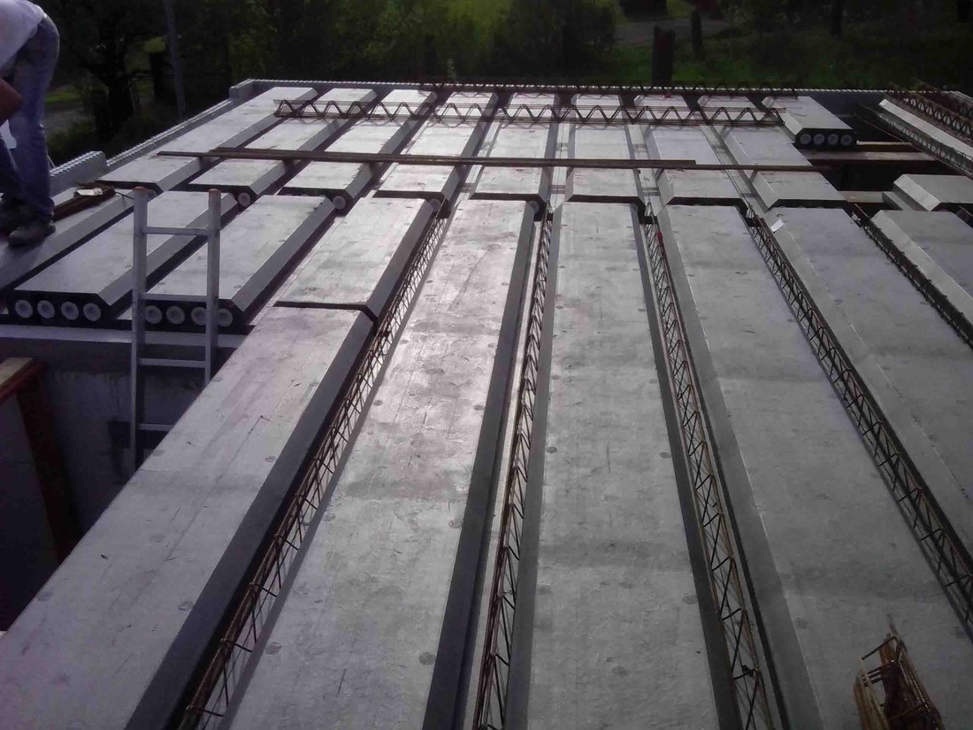 Auf die Deckenelemente kommt noch eine Druckplatte aus Beton, ebenfalls mit dem Betonieren der Gitterträger zusammen. In der Regel ist diese Druckplatte 6 cm dick