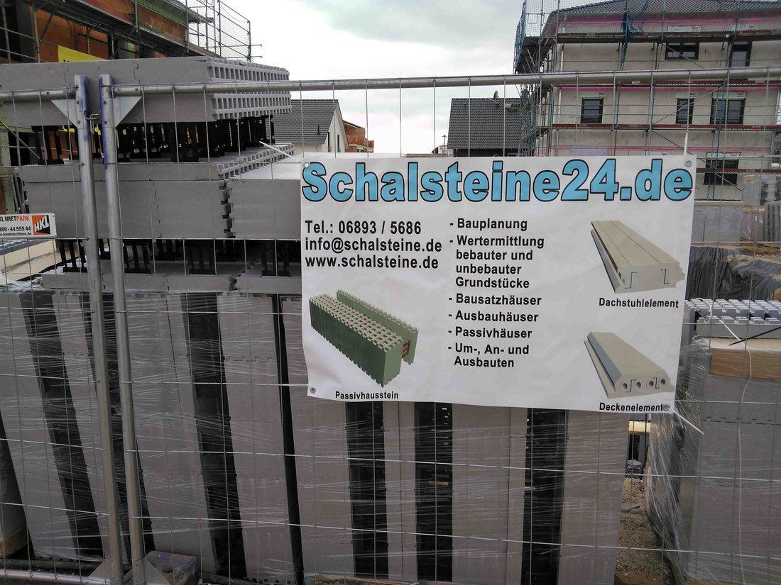 Bauzaun um die Baugrube
