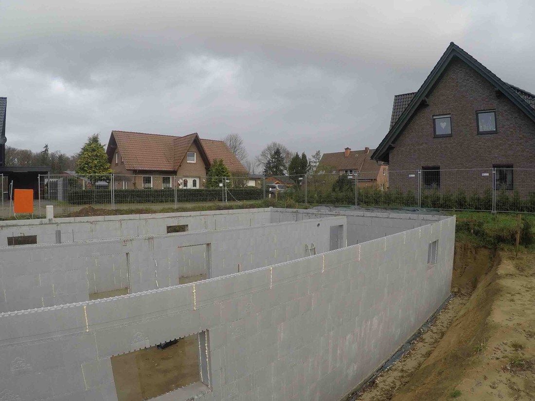 Über den Fenstern und Türen erkennt man gut die U-Steine in die der Korb für die Bewehrung hinein gelegt wird vor dem Betonieren