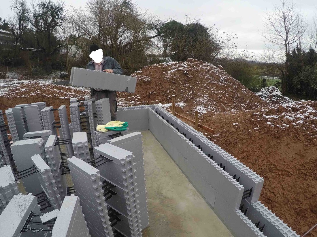 Das Versetzen der ersten Steinschichten mit dem 30er Neopor Schalstein.