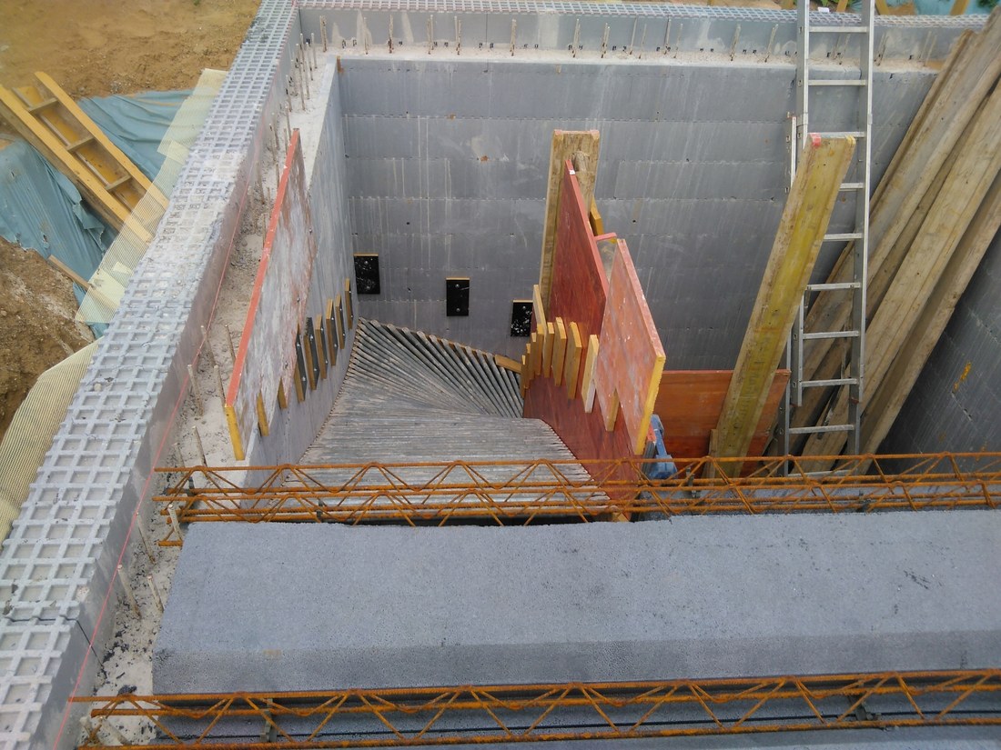 Deckenrandschalung der Neoporsteine mit Auflage der Styropordecke