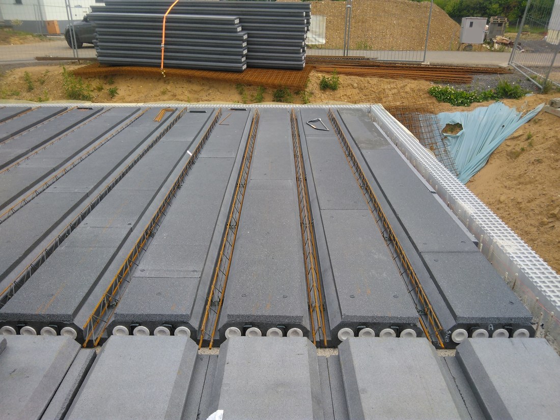 Deckenrandschalung der Schalsteine mit Styropordecke und Aufsatzelementen