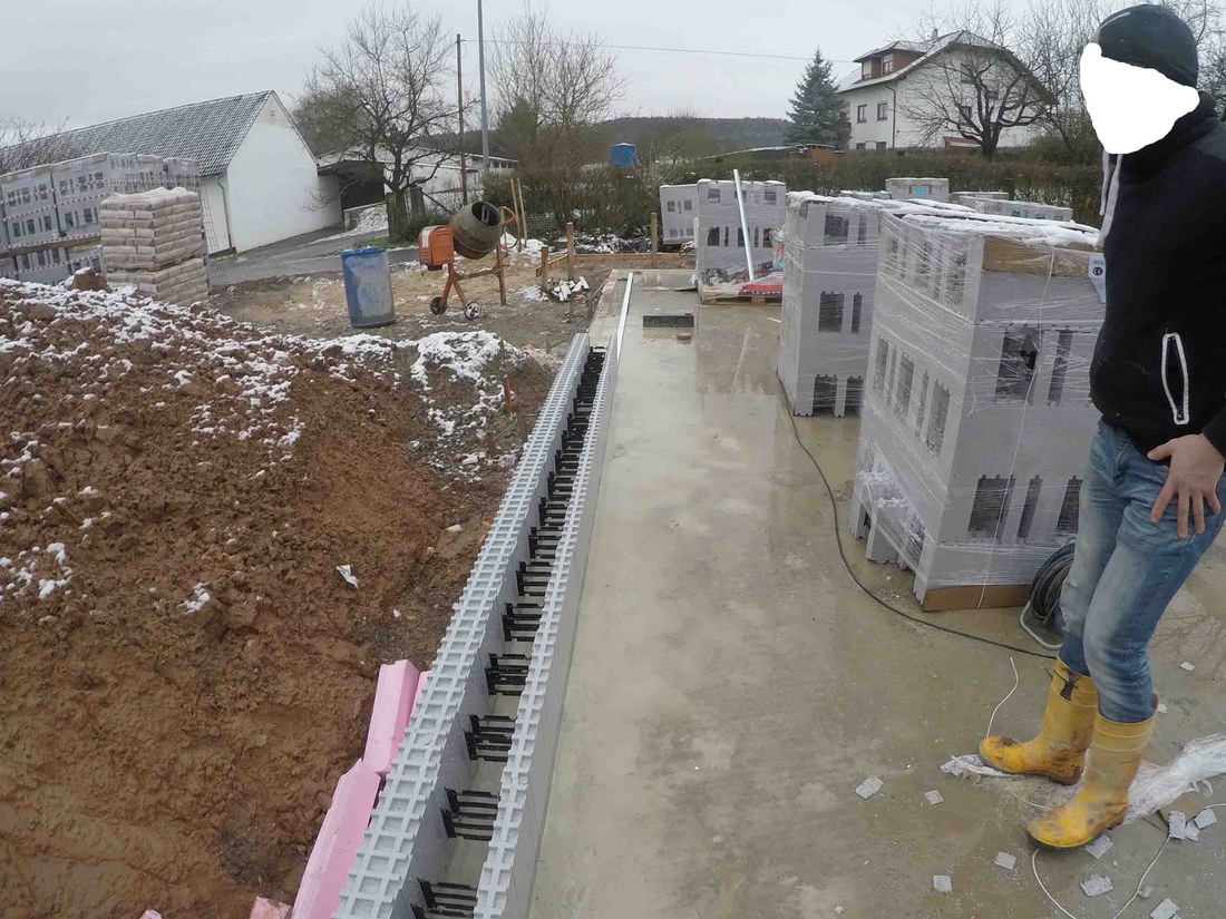 Die erste Steinschicht wird auf besandeter Bitumenpappe oder hier auf einer Dichtschlämme aufgesetzt damit keine Feuchtigkeit in den Betonkern eindringen kann.