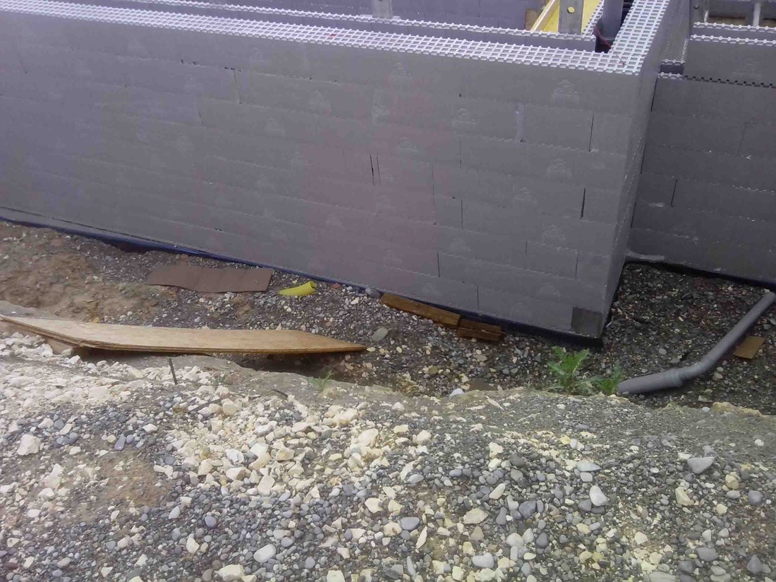 Eckverbindung der 40er Passivhaussteine und Anschluss der 25er Schalsteine daran für eine angebaute Garage