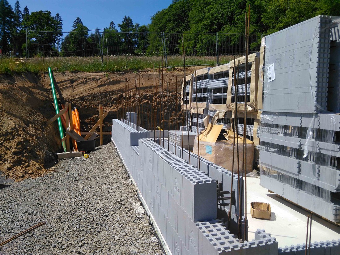 Neoporschalsteine mit Anschlusseisen im Keller
