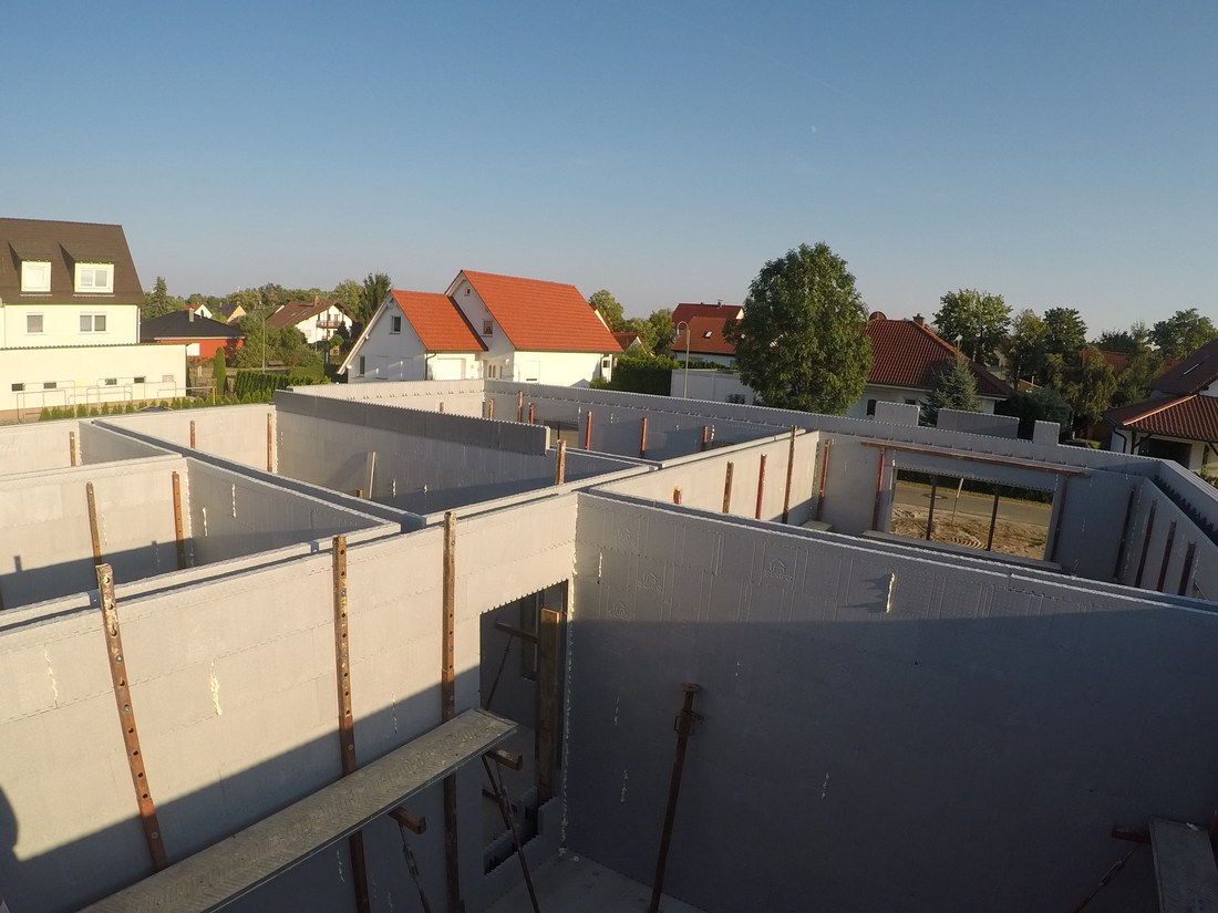 Passivhausstandard außen. Die Wände innen wurden alle als 25er Schalsteine bestellt. Die Befestigung der Stützen wird einfach ins Neopor gedreht.j