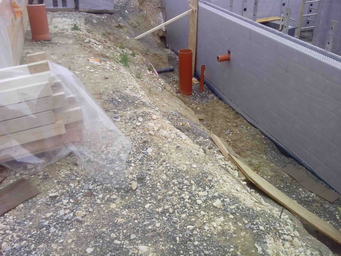 Rohrdurchführung an den Passivhausschalsteinen aus Neopor