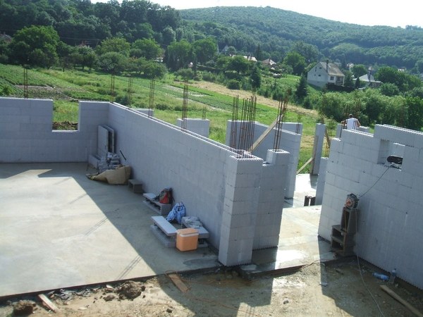 Mit Schalungssteinen Bausatzhäuser bauen