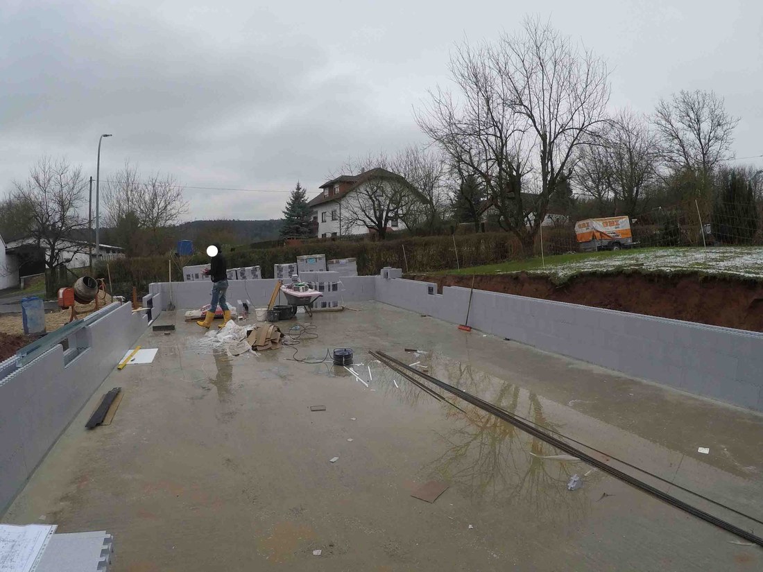Wenndie Schalsteine geschosshoch gesteckt sind werden mit Holz- oder Stahlstützen die Wände ausgerichtet und anschließend mit einer Betonpumpe und herkömmlichem Beton C-2025 verfüllt ehemals-B-25